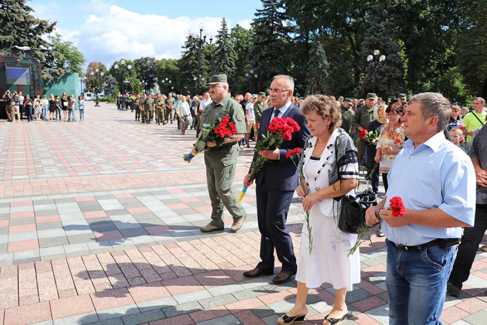 Присутствовали на этом трауре по погибшим также и командующий Национальной гвардии Украины, Юрий Аллеров, родители погибших и известные политики украинского парламента