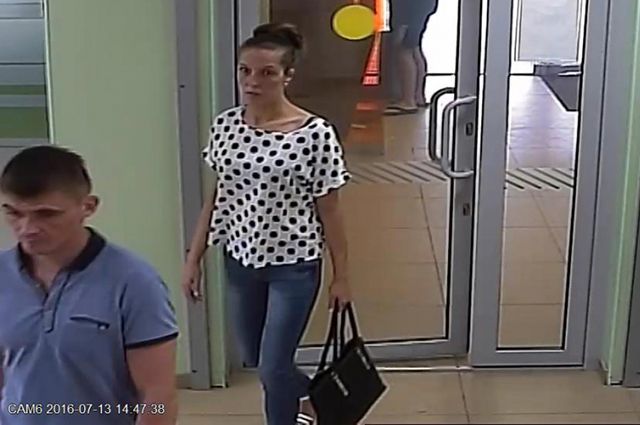 Подозреваемый и его девушка попали в объективы камер.