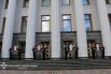 Солдаты держат портреты 4-х погибших нацгвардейцев