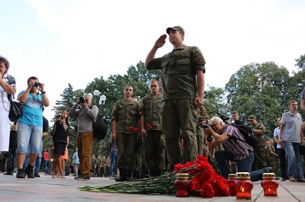 Один из служащих отдает честь