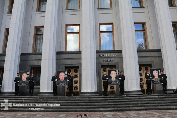 Солдаты держат портреты 4-х погибших нацгвардейцев