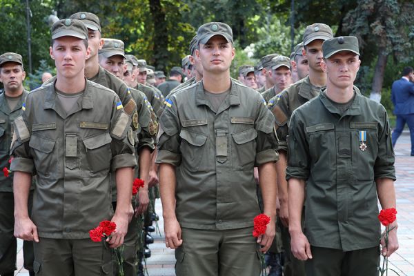 Солдаты держали в руках цветы, чтобы выразить свои соболезнования
