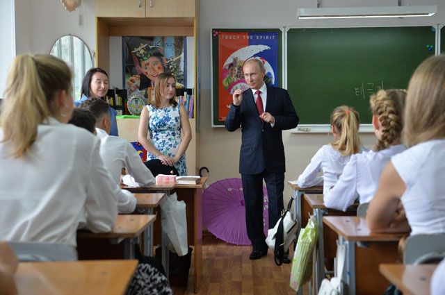 1 сентября 2016. Президент России Владимир Путин во время посещения гимназии №2 во Владивостоке.