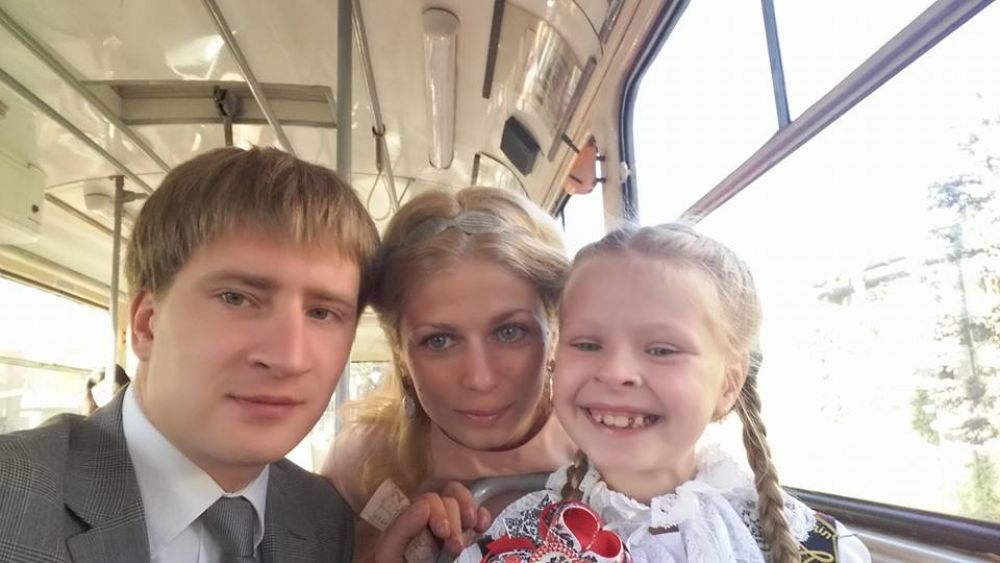 А это глава аппарата Киевской городской государственной администрации Владимир Бондаренко везет свою дочь в первый класс