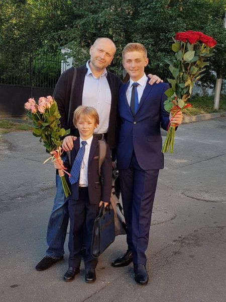 Народный депутат Юрий Береза провожает своих сыновей в школу