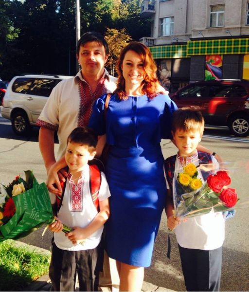 Семен Семенченко со своей семьей при полном параде