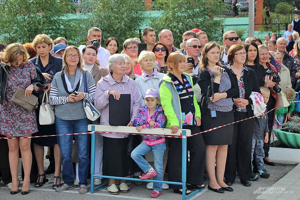 Волновались не только дети, которые впервые пришли в школу, но и их родители, пристально наблюдая за первоклашками со стороны.