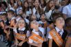 Ученики гимназии № 8 города Сочи во время праздничной линейки, посвященной Дню знаний.