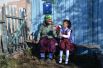 Бабушка с внучкой первоклассницей пред праздничной линейкой в сельской школе деревни Якупово Челябинской области в День знаний.