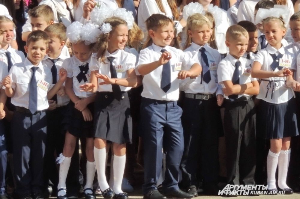 Дети на своей первой праздничной школьной линейке.