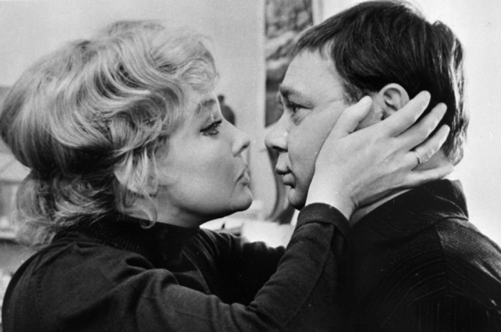 Ирина Скобцева в роли Лидии и Евгений Леонов в роли Орешникова в фильме «Зигзаг удачи» (1968) режиссера Эльдара Рязанова.