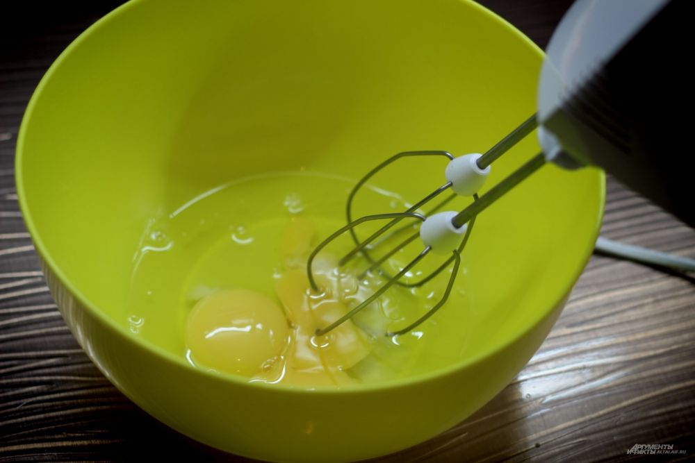 Взбиваем яйца 2-3 минуты.