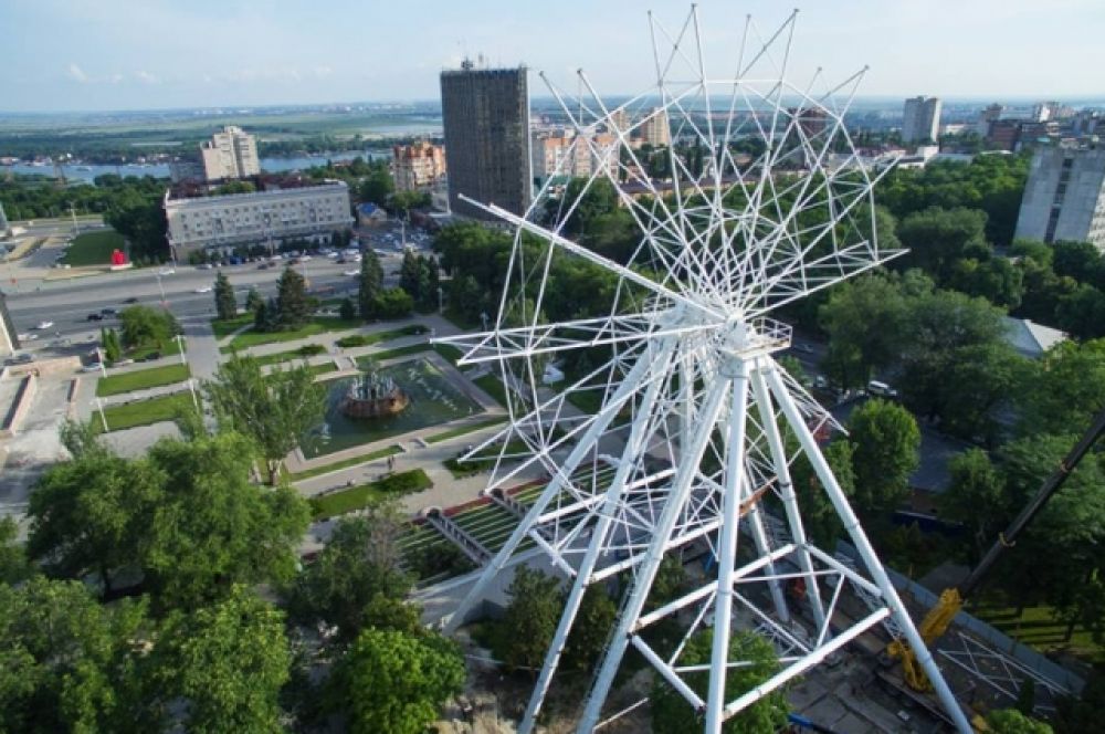 Кстати, с 2012 года вторым по величине «чёртовым колесом» в стране считался аттракцион имени 850-летия Москвы. А с момента открытия в 1996 году он целых три года был высочайшим в Европе.