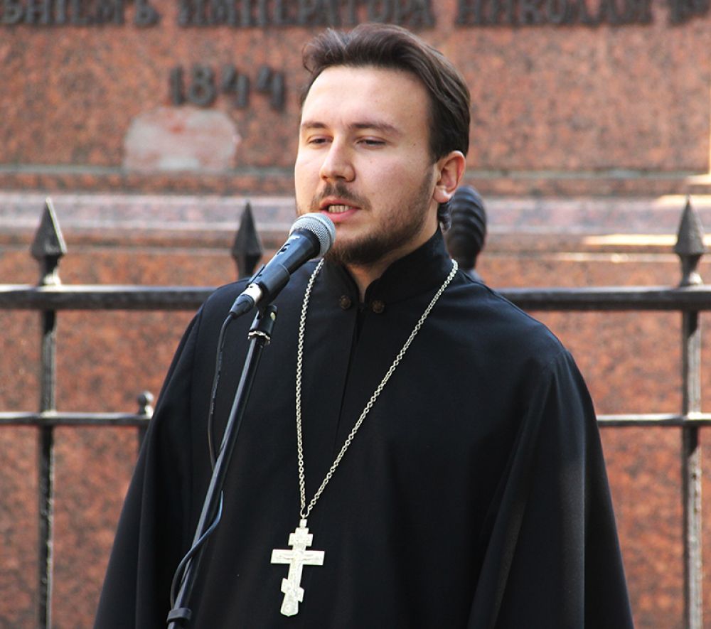 Выступил и православный батюшка