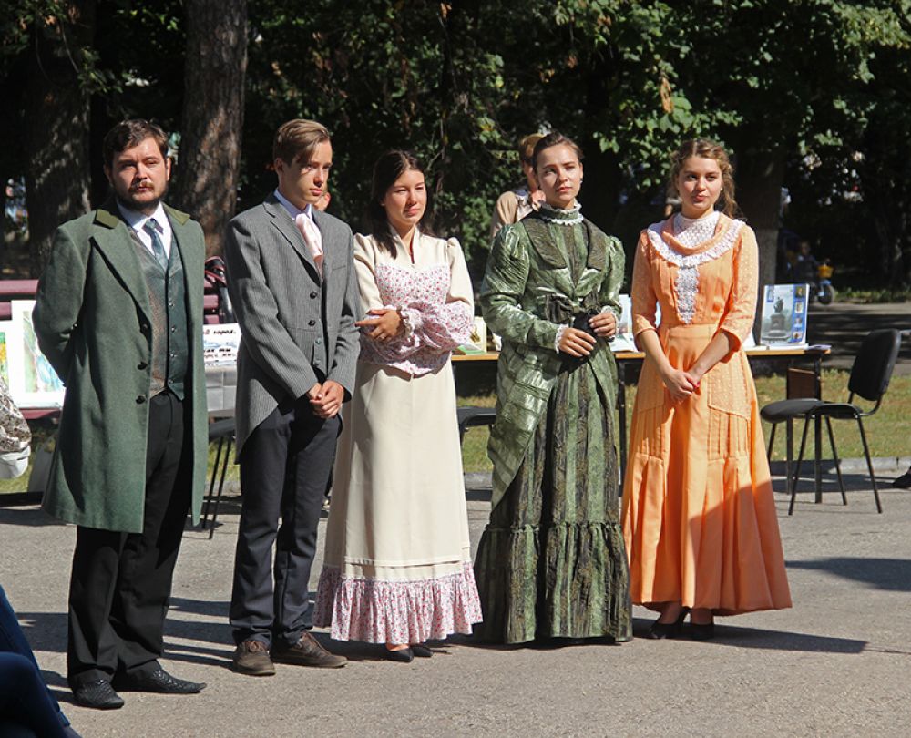 Колорит эпохи подчеркнули пюди в костюмах XIX века