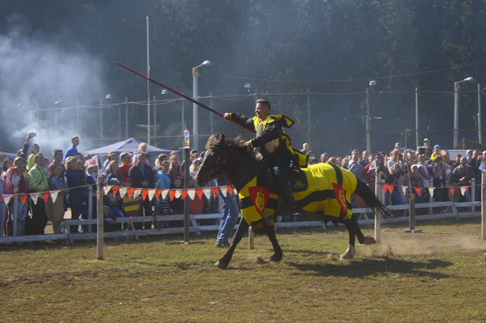 Не менее захватывающими стали соревнования конных рыцарей.