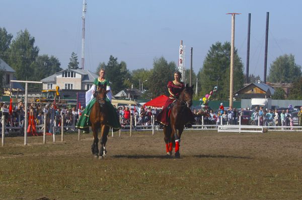 Лошади под участницами праздника будто танцевали.