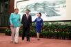 Председатель КНР Си Цзиньпин встретил гостей в гостинице «Сицзи» на берегу самого красивого озера в стране Сиху. Там же присутствовала жена китайского лидера Пэн Лиюань. 