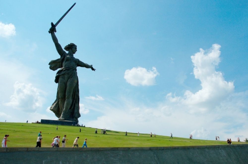 Волгоград (скульптура «Родина-мать зовет!» и Мамаев курган)
