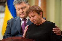 Петр Порошенко с матерью погибшего бойца