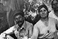 Иосиф Сталин с женой Надеждой Аллилуевой.