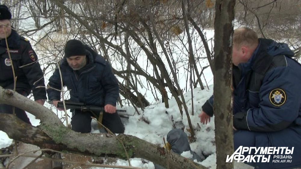 Мурад показывает, как расстреливал грибников.