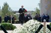 Там он возложил букет красных роз к могиле первого президента Узбекистана.