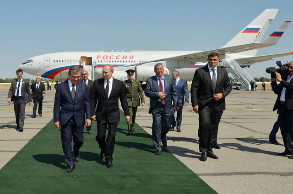 Президент РФ Владимир Путин во время встречи в аэропорту Самарканда.