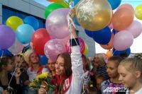 Олимпийскую чемпионку встречали цветами и воздушными шариками.