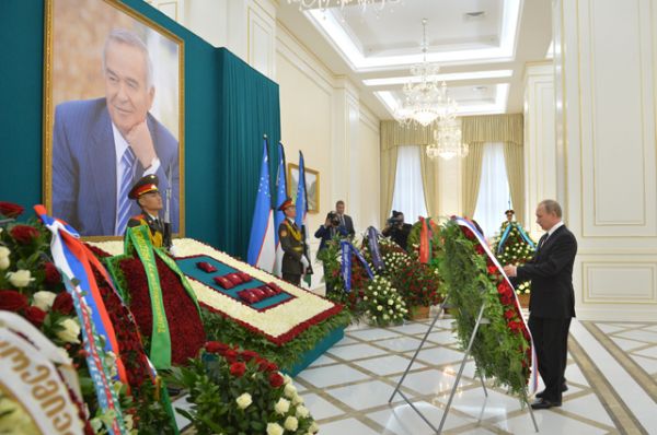 Владимир Путин во Дворце форумов — самаркандской резиденции президента Узбекистана.