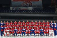 Члены хоккейного клуба «Локомотив» во время официальной предсезонной фотосессии 21 августа 2011 года.