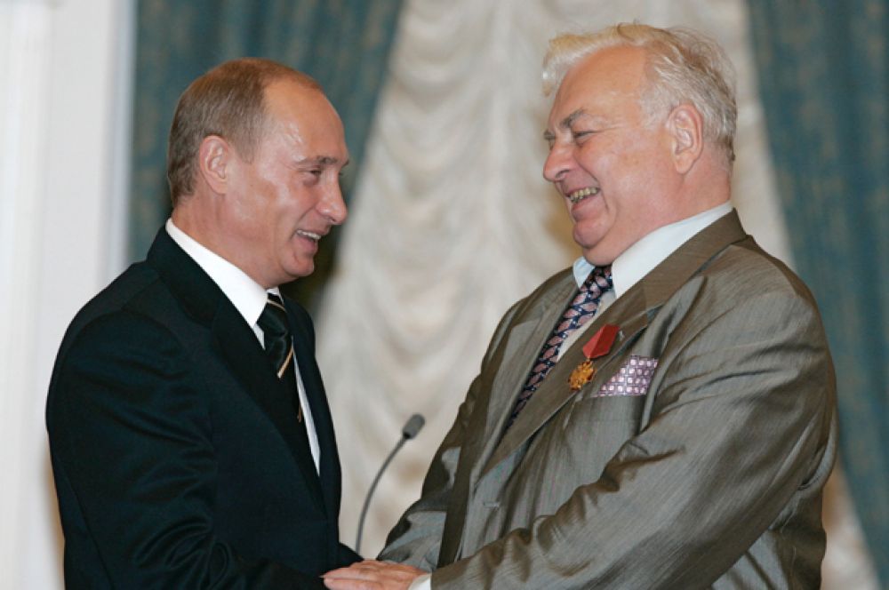 Президент России Владимир Путин вручает в Кремле артисту Московского театра сатиры Михаилу Державину орден «За заслуги перед Отечеством» четвертой степени, 2006 год.