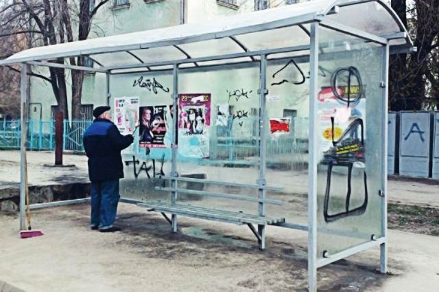 Автобус сделал остановку. Автобусная остановка Самара. Уборка остановок общественного транспорта. Старые остановочные комплексы. Уборка автобусных остановок в городе.