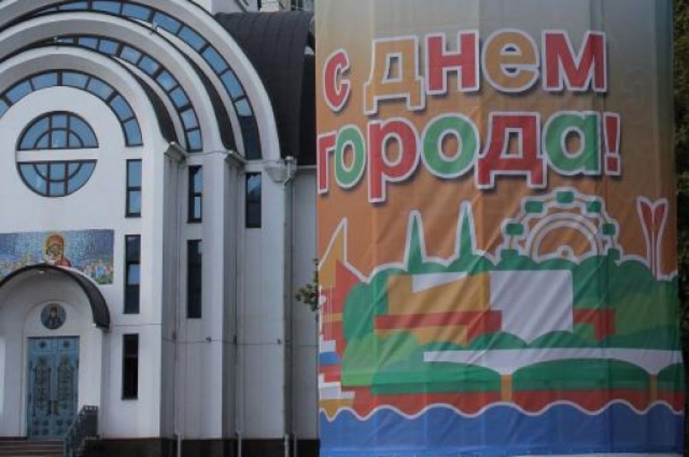 ... а также - триколоры и прочее убранство с использованием цевтов флага Ростовской области.