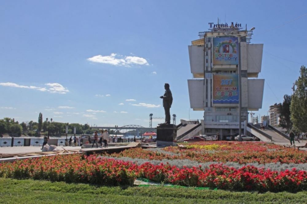 Порт Ростова и его городская набережная - тоже в праздничном убранстве. В День города здесь пройдут народные гуляния, конкурсы, соревнования. Отсюда очень хорошо виден праздничный фейерверк над Доном.