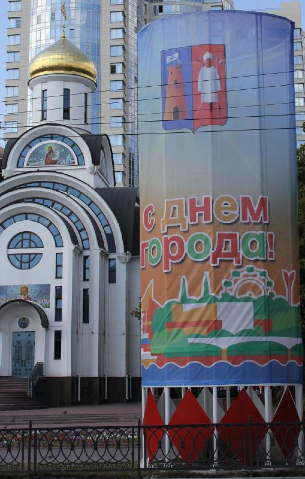 Поэтому здесь повсюду - симолика города.