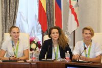 Анна Устюхина, Анна Гринёва и Екатерина Прокофьева на торжественном приёме в их честь в администрации города Волгодонска.