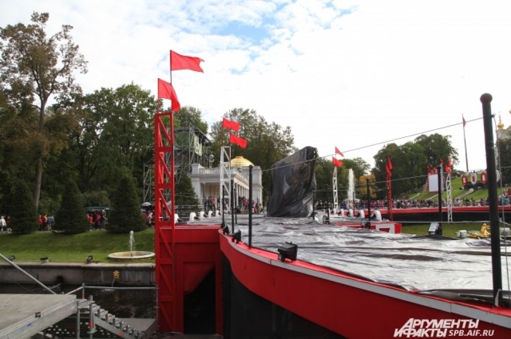 По периметру Большого каскада установлена сцена для артистов.