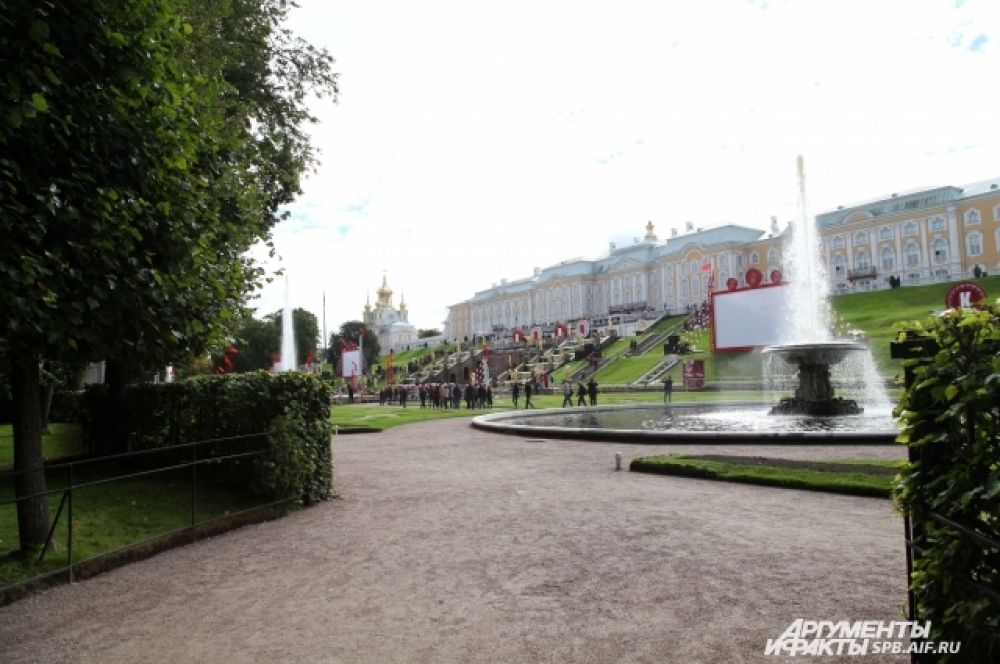 Вокруг Большого каскада в Нижнем парке расположены экраны для трансляции мультимедийного шоу.