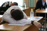 Утомляемость из-за стресса перед экзаменом - одна из множества причин плохого самочувствия школьника.