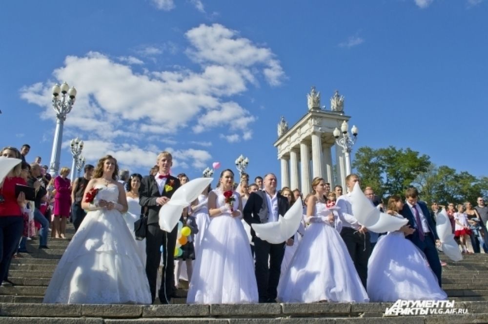 В традиционном Параде невест приняли участие десятки супружеских пар.