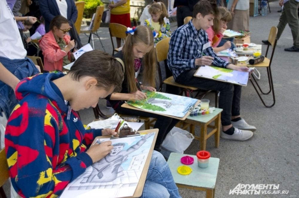 На других дети и подростки сами смогли побыть в роли художников.