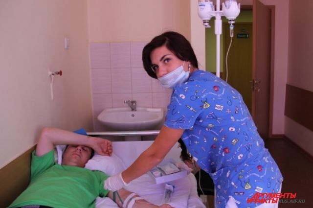 Медсестра Елена Названова ставит Виктору Строкову капельницы. Как и все в больнице она в шоке от случившегося.