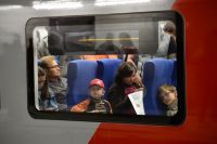 Пассажиры в салоне электропоезда Московского центрального кольца.