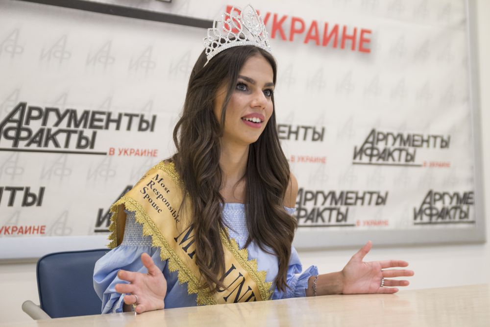 Она ответила, что сладкое не ест, но любимое сладкое лакомство, это австрийский тортик