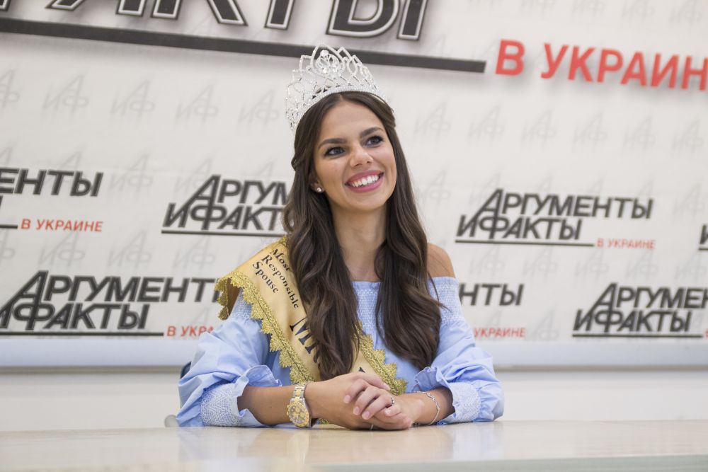 Миссис Вселенная оказалась не только моделью, но и телеведущей