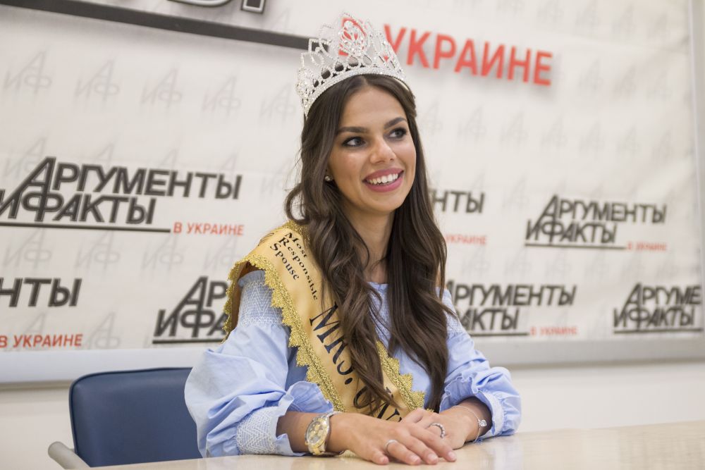 Также у Миссис Вселенной спрашивали о том, что ей нравится кушать из сладкого