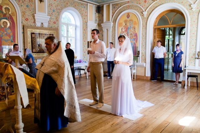 Венчание символизирует, что молодые отныне становятся царем и царицей друг для друга. 