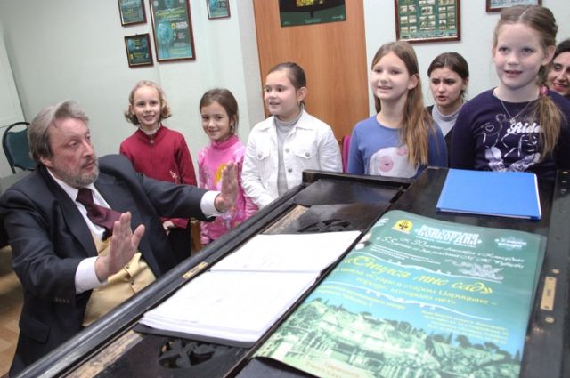 Михаил Рубцов с воспитанницами певческой школы «Конкордия».