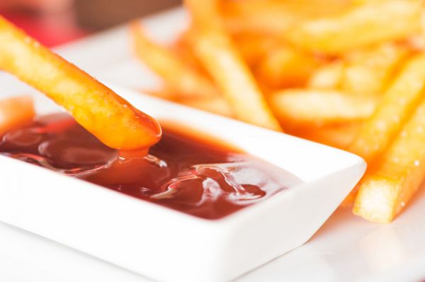 Кетчуп. Магазинный кетчуп содержит большое количество сахара, красителей, консервантов, улучшителей вкуса. Весь этот набор негативно влияет на здоровье сосудов, может привести к гипертонии и проблемам с сердцем.